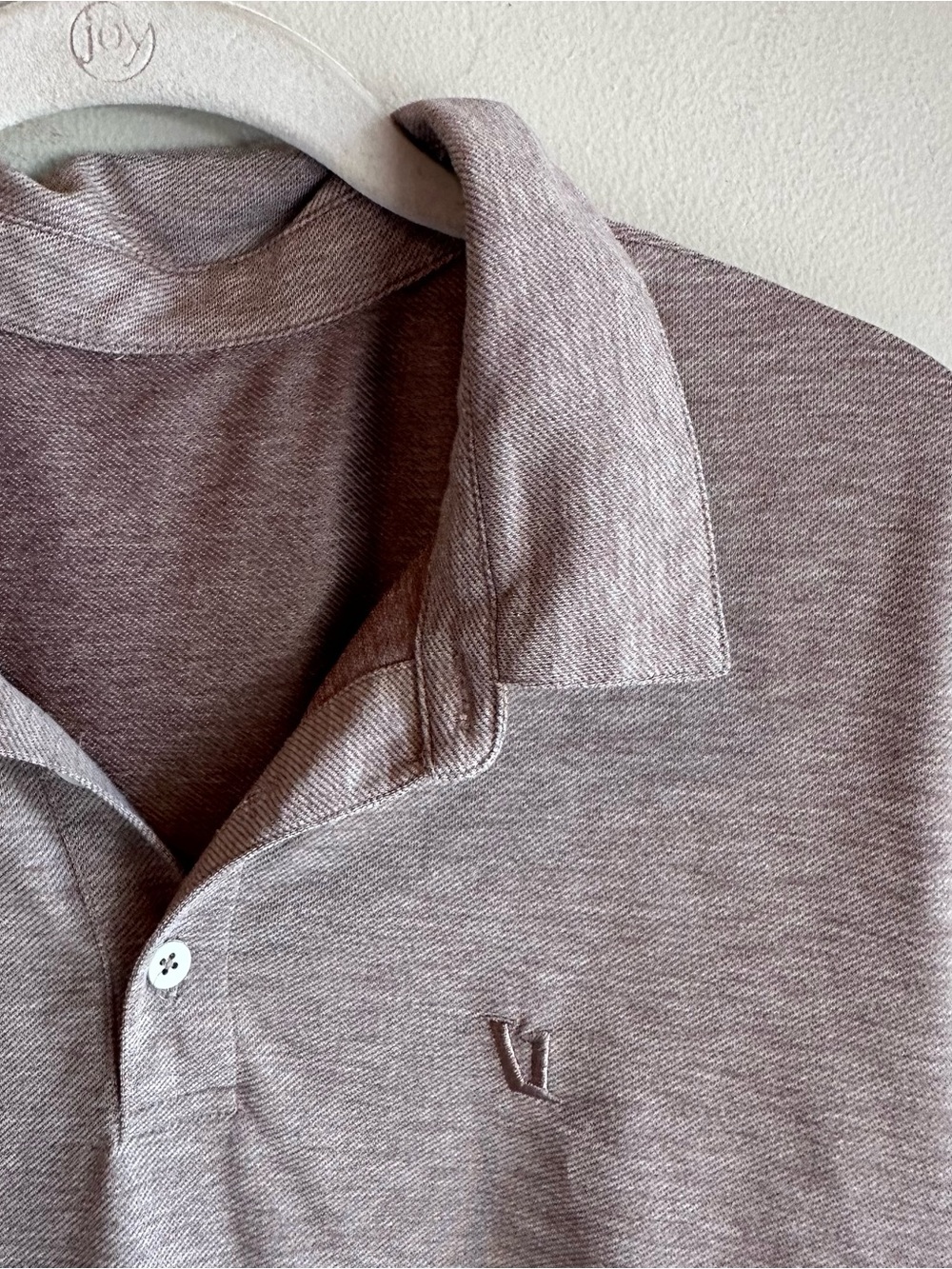 Vuori Knit Twill Athletic Fit Performance Golf Polo Heather Tan V1004 - Picture 3 of 5